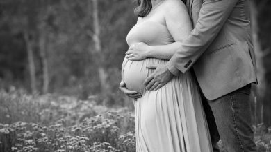 Natural Light vs. Studio: Choosing the Right Style for Your Maternity Photos